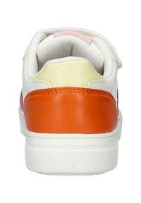 Witte sneaker met oranje en roze accenten, textuur rubberen zool, soepele leren hiel en gevoerde kraag voor comfort.