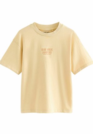 Korte mouw gele T-shirt met een ronde hals en een "SIDE WALK SURFERS" graphic gedrukt in een iets donkere tint. Zachte stof, casual pasvorm.