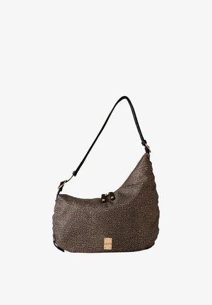 Borsa a spalla marrone testurizzata a forma di mezzaluna con tracolla nera regolabile e piccola targhetta rettangolare dorata del marchio sul davanti.