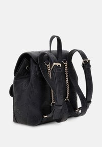Zaino nero texturizzato con due spallacci regolabili, accessori in tonalità oro e motivi in rilievo sulla superficie. Design compatto.