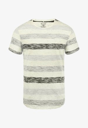 Tricou cu mâneci scurte, prezentând un model de dungi gri deschis și gri închis, realizat dintr-un material texturat, cu decolteu rotund și tiv drept.