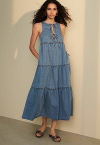 Next TIE FRONT SMOCK - Jeanskleid - mid blue