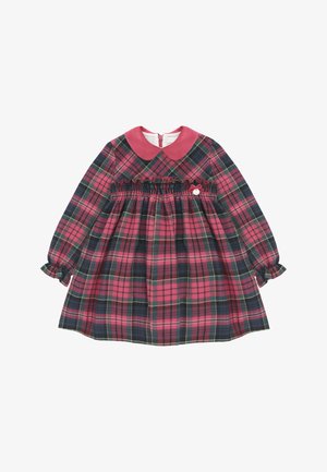 Vestido a cuadros rojo y azul marino con mangas largas, un collar rosa y cintura fruncida. Presenta puños con volantes y un detalle de botones en el frente.