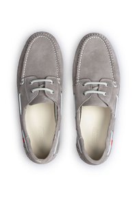 Graue Wildlederschuhe im Boot-Stil mit silberfarbenen Ösen und Nähten. Sie verfügen über eine Gummisohle und ein Innenlogo. Enthält rote Akzentuierungen.