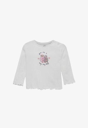 Weißes Langarmhemd mit welligem Saum, das einen grafischen Druck von zwei Faultieren und dem Text "gib mir eine sehr große UMARMUNG" in Schwarz und Pink zeigt.