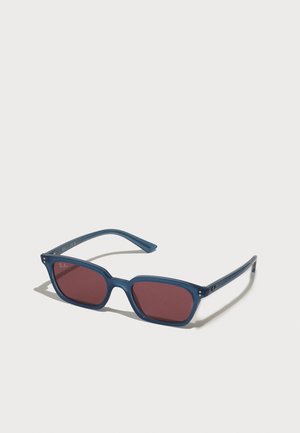 Ochelari de soare din plastic albastru, cu rame rectangulare și lentile de culoare roșie. Prezintă un logo discret pe brațe și o textură netedă în întregime.