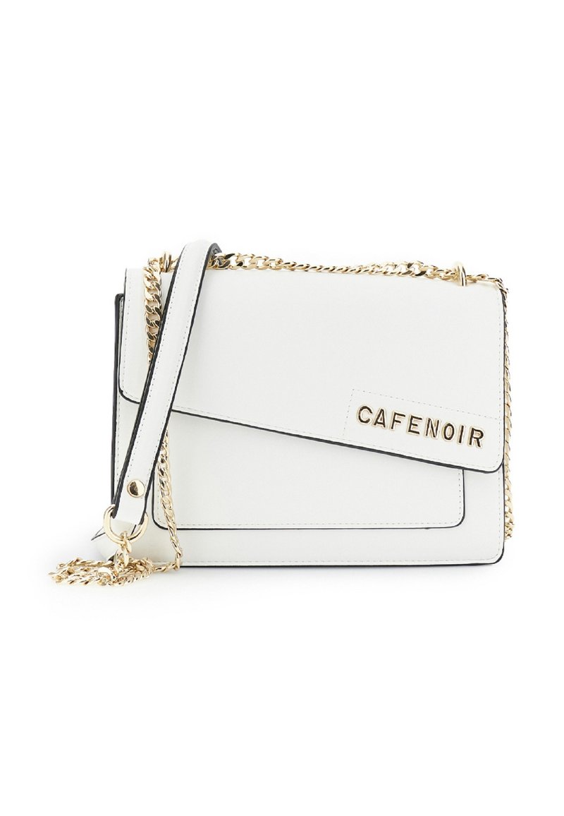 Borsa a tracolla in pelle bianca con dettagli neri, tracolla in catena dorata e logo "CAFÉ NOIR". Presenta un design elegante e angolare.