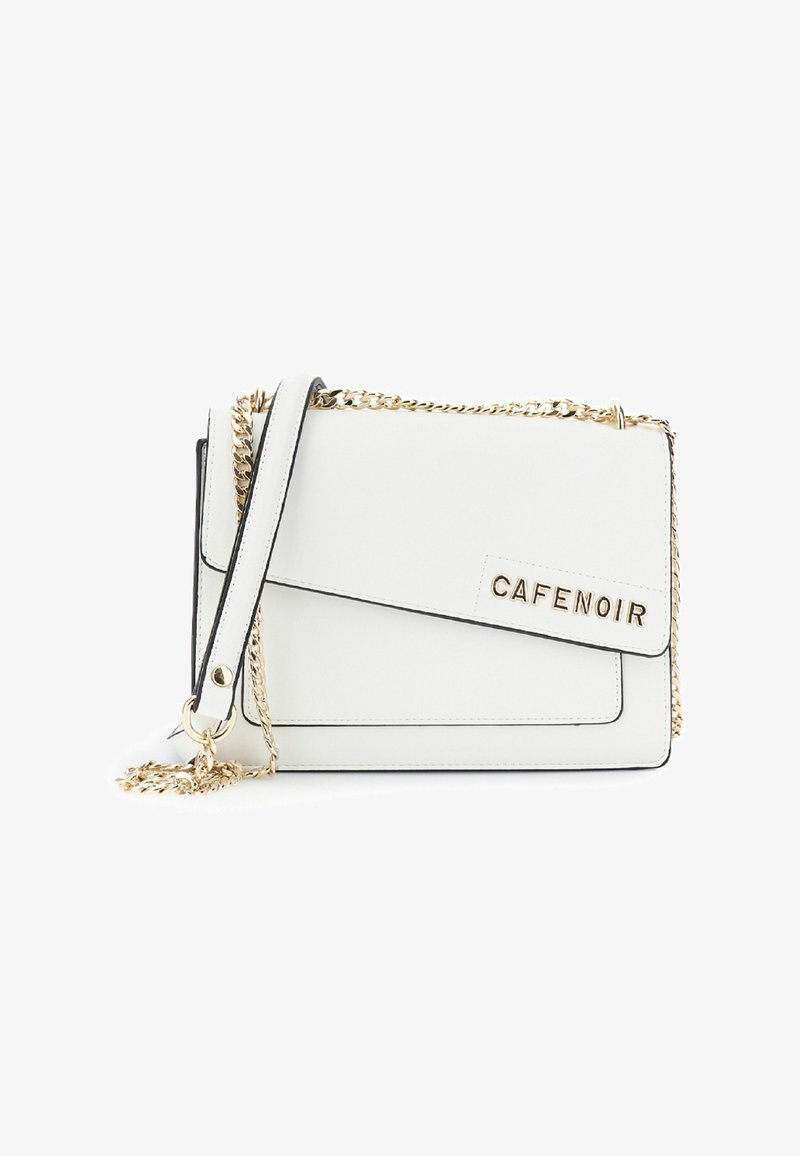 Bílá kožená crossbody taška s černými akcenty, zlatým řetězovým popruhem a logem "CAFÉ NOIR". Má elegantní, ostrý design.
