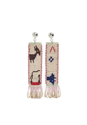 Długie kolczyki z koralików z motywami zwierzęcymi i geometrycznymi w brązowym, czerwonym, niebieskim i kremowym kolorze, wiszące na srebrnych sztyftach z frędzlami z koralików.