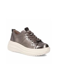 Metaliczne szare sneakersy o gładkiej powierzchni, okrągłym nosku i białej, masywnej podeszwie. Posiadają sznurowane zapięcie oraz przeszycia po bokach.