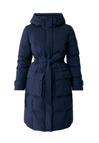 Cappotto imbottito blu navy con vita cintata, due tasche frontali, chiusure a scatto e cappuccio. Presenta una texture trapuntata e un tessuto resistente.
