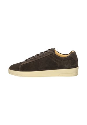 Baskets en daim marron foncé avec un bout rond, semelle en caoutchouc beige et lacets gris. Présentent un design minimaliste et un branding subtil sur le talon.