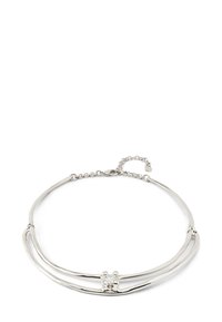 Pulsera de plata con un diseño elegante de doble banda. Presenta un elemento decorativo central con una piedra de acento clara. Textura suave y pulida.