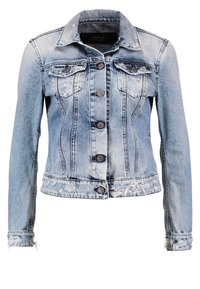 Ljusblå denimjacka med långa ärmar, knappstängning, två bröstfickor och fransad nederkant. Blekt utseende med en lätt fransig textur.