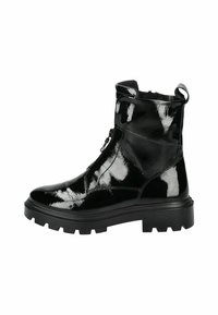 Botines negros de tobillo hechos de cuero patentado brillante, con cierre de cremallera, suela de goma gruesa y una tirador en la parte posterior.