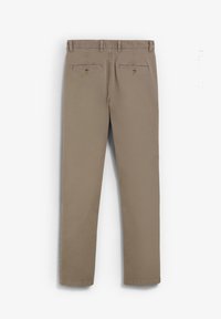 Pantalones de algodón beige con un diseño de pierna recta, que cuentan con dos bolsillos traseros con cierres de botón y un acabado liso y ligeramente texturizado.