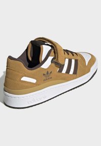 adidas Originals FORUM LOW - Sapatilhas - brown