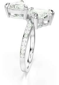 Zilveren ring met twee grote, heldere ronde stenen in een klauwzetting en kleinere accentstenen langs de band voor extra glans.