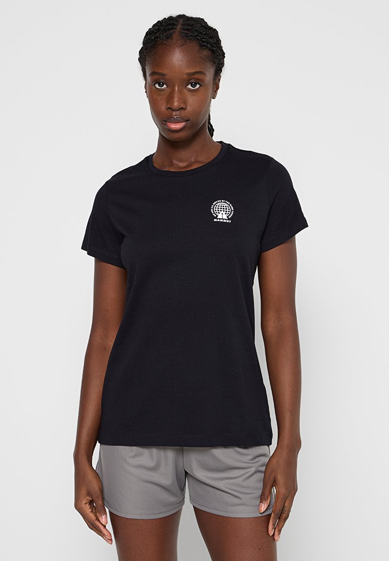 Zwart katoenen T-shirt met korte mouwen, voorzien van een klein wit logo op de borst. Draagt het met een grijze short, staand tegen een effen achtergrond.