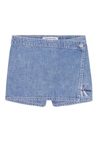 Pantalones cortos de mezclilla en azul claro, con un diseño envolvente, un cierre de botón lateral y un detalle de logotipo bordado en azul oscuro en el dobladillo.
