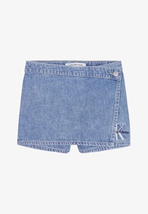 Jasnoniebieskie szorty dżinsowe z zapinanym na bok zapięciem, z wyszywanym ciemnoniebieskim logo na dolnym brzegu.