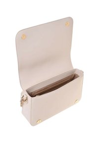 Borsa a tracolla in pelle beige con hardware dorato, chiusura magnetica e un unico scomparto interno. Texture liscia con design minimalista.