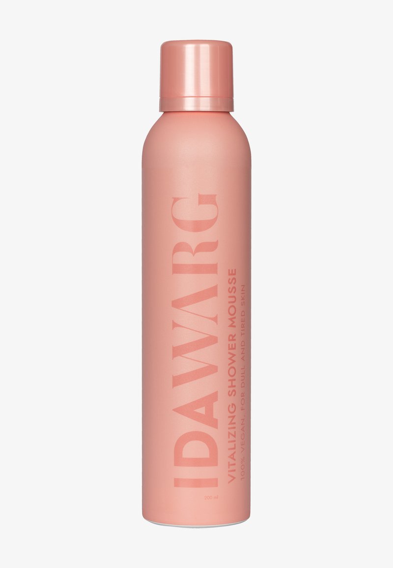 Rosa cylindrisk flaska märkt "IDAWARG Vitalizing Shower Mousse" med matt yta och vit text, med en rund kork. 200 ml storlek.