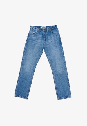 Vaaleansiniset farkut, jotka on valmistettu denimmateriaalista. Malli on suoralahkeinen, ja niissä on viisi taskua sekä hillitty haalistuma. Vyötäröllä on nappi ja vetoketju.