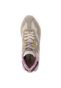 Sneaker beige e grigio con lacci bianchi e lavanda, occhielli gialli e colletto imbottito viola-rosa, visto dall'alto.