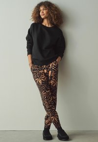 Next REGULAR FIT - Bukser - black leaf print