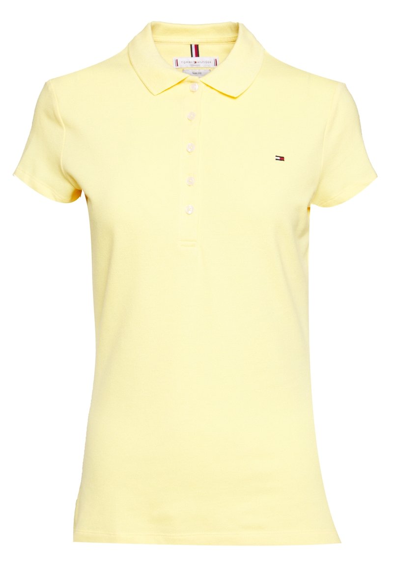Vaaleankeltainen naisten lyhythihainen polo-paita, jossa on kaulus, viisi nappia ja pieni Tommy Hilfiger -logo rinnassa.