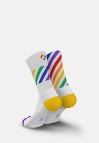 Weiße Socken mit diagonal verlaufenden, mehrfarbigen Streifen in Rot, Orange, Gelb, Grün, Blau und Lila sowie gelben und lila Akzenten an den Sohlen.