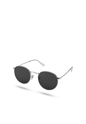 Runde schwarze Sonnenbrille mit dünnem silbernem Metallrahmen und verstellbaren Nasenpads vor weißem Hintergrund.