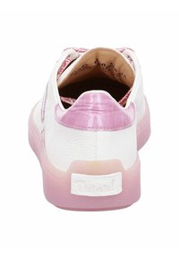 Weißer Sneaker mit strukturierten Oberflächen, pinkem Krokodil-Prägung an der Fersenschlaufe und einem pinken Farbverlauf an der Sohle. Innen zeigt sich ein gemustertes Futter.