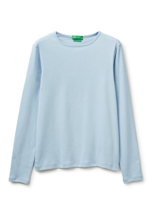 Jasnoniebieska koszulka z długim rękawem i okrągłym dekoltem, z prostym dołem, ułożona płasko na białym tle.