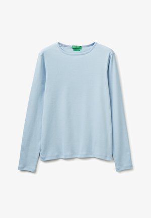 Hellblaues Langarmshirt mit rundem Ausschnitt und geradem Saum, flach auf weißem Hintergrund dargestellt.