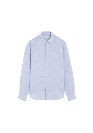 Camisa azul claro de manga larga con botones, cuello y un sutil patrón de rayas verticales, mostrada extendida sobre un fondo blanco.