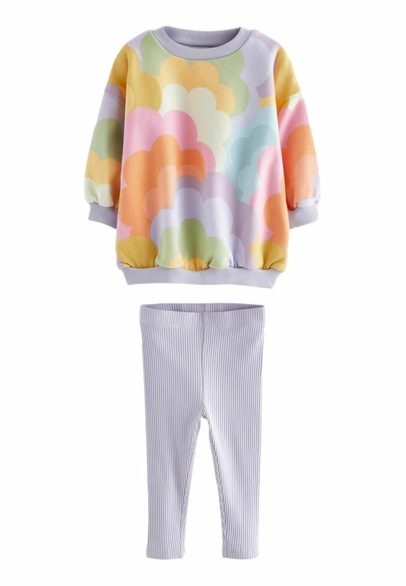 Värikäs fleece-huppari, jossa on pilvimäisiä kuvioita vaaleissa sävyissä, yhdistetty vaaleanviolettiin ribbileggingseihin. Molemmissa vaatteissa on joustavat hihansuut.