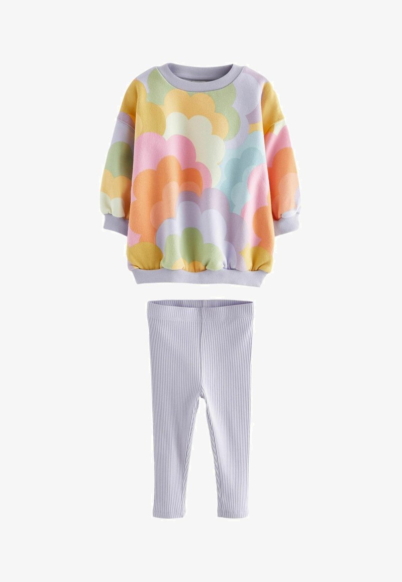 Farverig fleece sweatshirt med sky-mønstre i pastelnuancer, parret med lyse lilla ribbede leggings. Begge dele har elastiske manchetter.