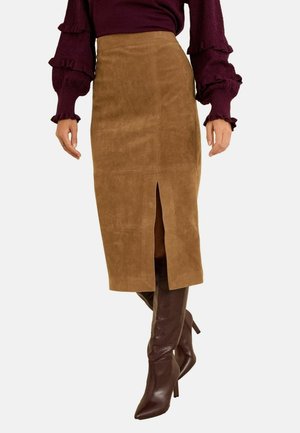 Brun ruskind pencilskørt med en frontslids, parret med en tætsiddende bordeaux top og knæhøje brune høje støvler. Tekstureret og strømlinet design.