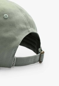 Justerbar grøn bomulds-cap med en tekstureret overflade, buet skygge og en metalspænde. Har et mærke med brandnavnet "SCALPERS."
