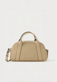 Μπεζ τσάντα χειρός από λείο, υφασματικό υλικό με υφή. Διαθέτει διπλές χειρολαβές στην κορυφή, αφαιρούμενο λουράκι και ανάγλυφο λογότυπο «Karl» μπροστά.