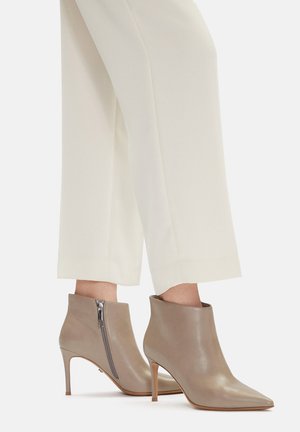 CLOE - Botki do kostki