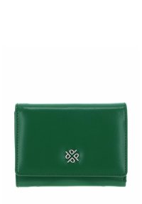 Portefeuille en cuir vert à texture lisse, avec un logo argenté sur le devant et des bords cousus, conçu en forme rectangulaire.