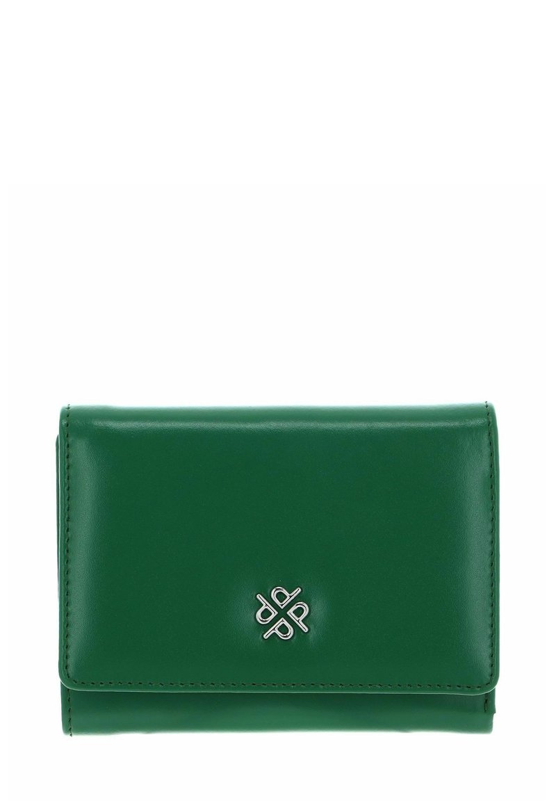 Portefeuille en cuir vert à texture lisse, avec un logo argenté sur le devant et des bords cousus, conçu en forme rectangulaire.