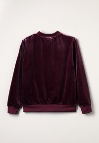 Sametová burgundská bunda, dlouhé rukávy, ribbovaný límec a manžety, elastický lem, hladká textura s jemným leskem a bez viditelného kování.