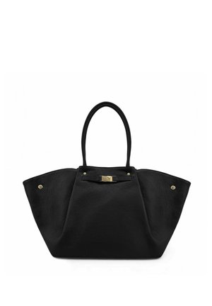 Sac à main en cuir noir texturé avec des côtés larges, des doubles poignées et un petit fermoir doré au centre devant.