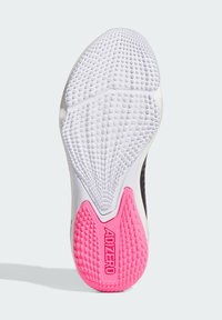 Weiße Sohle mit strukturiertem Grip, die einen rosa Bereich mit der Aufschrift "ADIZERO" aufweist. Das Design umfasst eine sanfte Kurve und eine gemusterte Oberfläche für besseren Halt.
