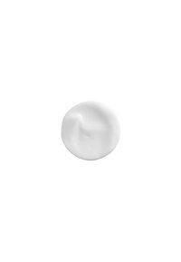 Weiße Creme oder Lotion mit einer glatten, glänzenden Textur, die leichte Kurven und Wirbel zeigt, vor einem schlichten weißen Hintergrund platziert.