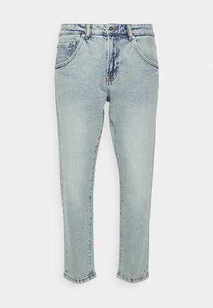 Jasnoniebieskie proste jeansy denim z guzikiem i zamkiem błyskawicznym, przednimi kieszeniami i szlufkami na pasek na jednolitym białym tle.